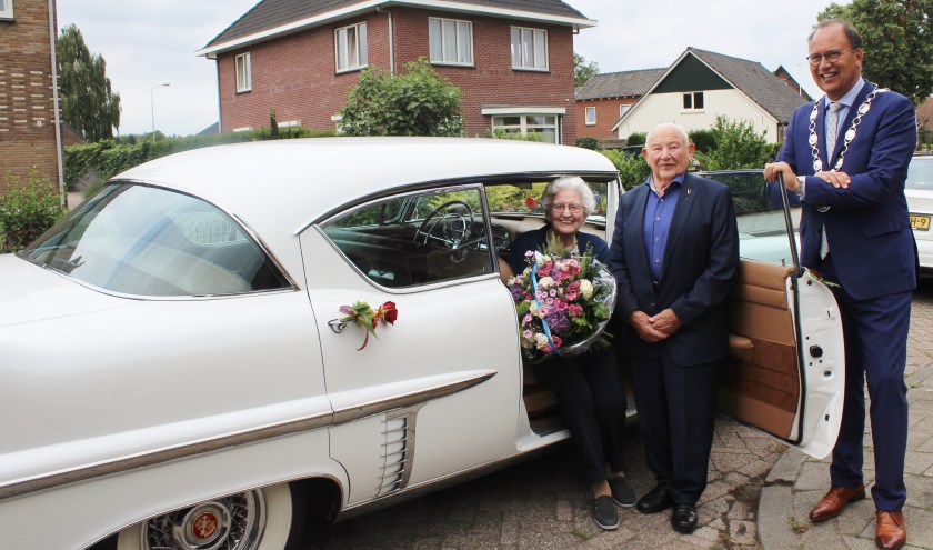 Het briljanten paar Jan en Annie Kuster-Wijnands met burgemeester Peter de Baat. Foto: Marlous Velthausz