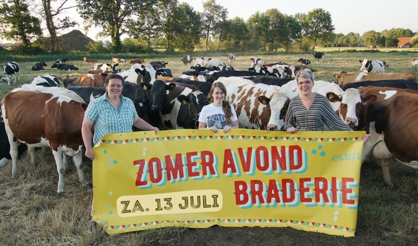 Ondernemers Suzanne Ruesink, Laura Heusinkveld en Kristel van Langen, samen goed voor vrouwenpower in ondernemersland. De melk van de andere 'dames' op de foto is te proeven op de Zomeravondbraderie. Foto: Frank Vinkenvleugel