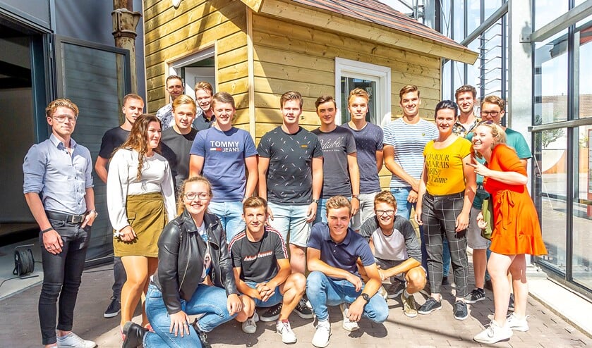 staan de studenten voor het gerealiseerde projecthuisje. Foto: Henk van Raaij