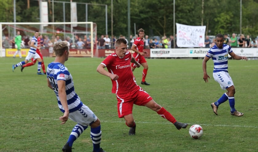 Speler van het jaar, Niek te Veluwe in actie tegen De Graafschap. Foto: Cor Hinkamp