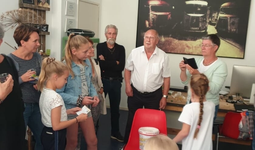 Janne maakt de naam van de winnaar bekend. Foto: PR