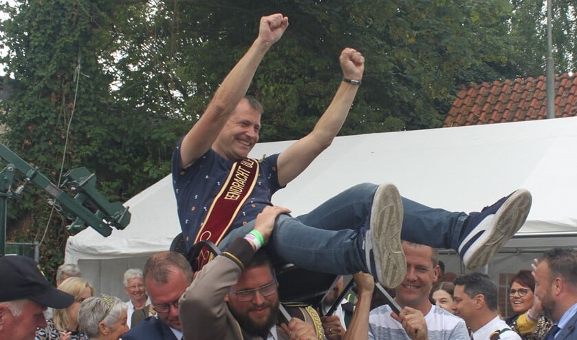 Koning Peter wordt na het koningsschot de feesttent ingedragen. Foto: Guido Plettenberg