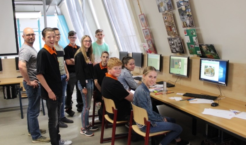 De leerlingen die bezig zijn met het project, met hun begeleider. Foto: PR