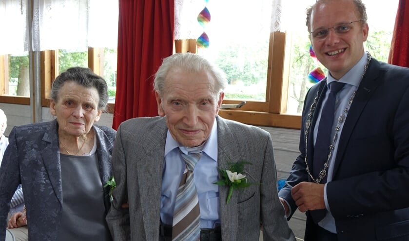 De burgemeester feliciteert het echtpaar Ten Hagen. Foto: Sis Huiskamp