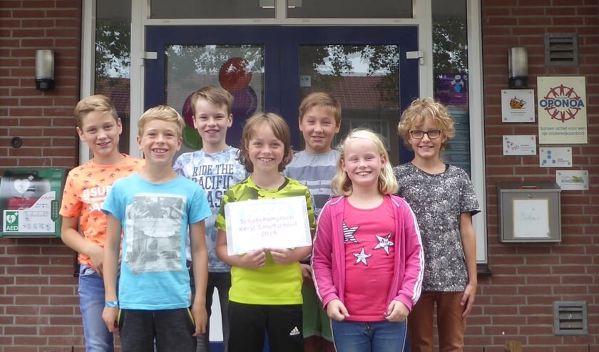 De winnaar Rainier Bemers te midden van een aantal mede schakers. Foto: PR