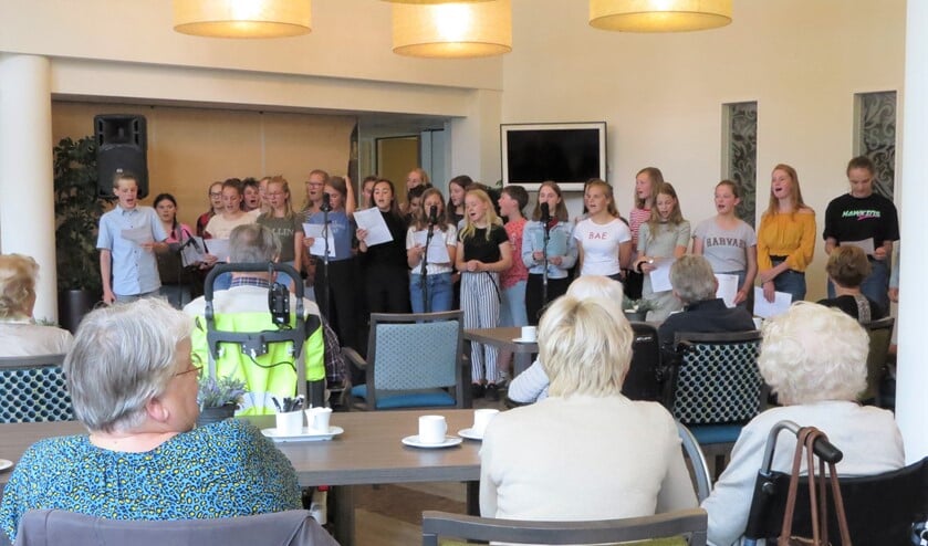 Tweedejaars van het Isala tijdens het slotlied van hun voorstelling op de Schuylenburg. Foto: Josée Gruwel