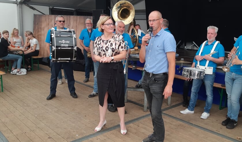 Voorzitter Ronny Papen met locoburgemeester Marieke Frank en leden van de Knolle. Foto: Ferry Broshuis