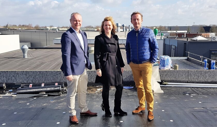 Ronny ten Have, Imke te Selle en Robert Jan van Diest kijken vanaf het dak van Heesen Yachts uit over de daken van Winterswijkse bedrijven. Foto: PR