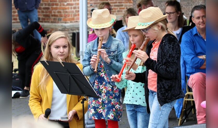 De AMV-leerlingen lieten zich op blokfluit horen. Foto: PR