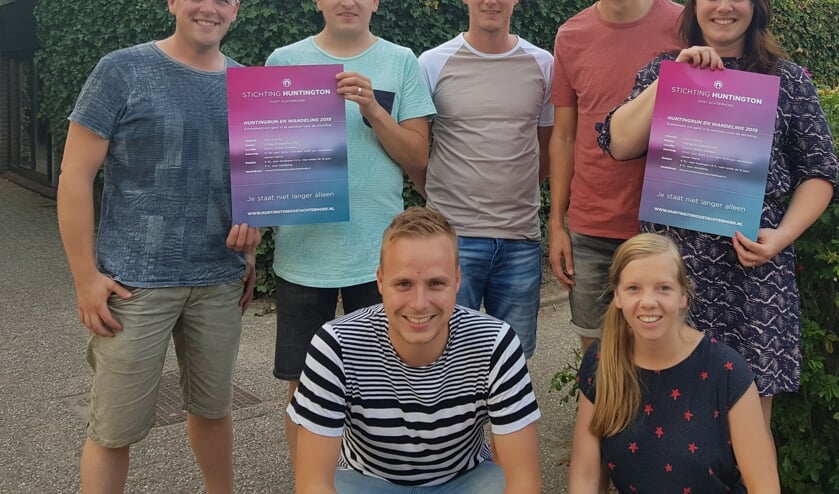 De organisatie van de Huntingrun 2019, poserend voor het Sourcy Center, alwaar start en finish zullen zijn.