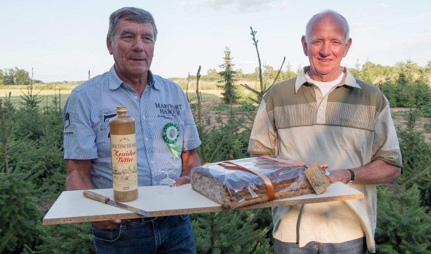 Ter gelegenheid van de 'geboorte' van jonge patrijzen werd een krentenwegge - met een borrel - afgeleverd bij de eigenaar van het terrein waar de patrijs nestelt. Foto: PR