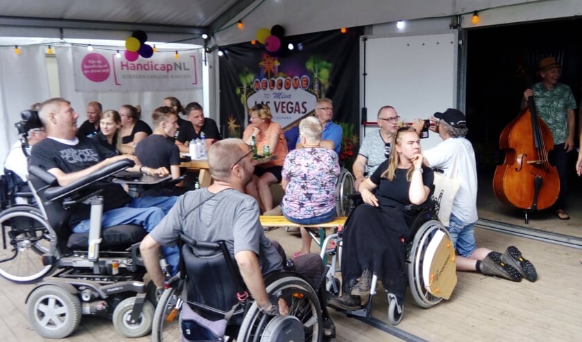 De hotelgasten op hun terras. Foto: Jos Betting