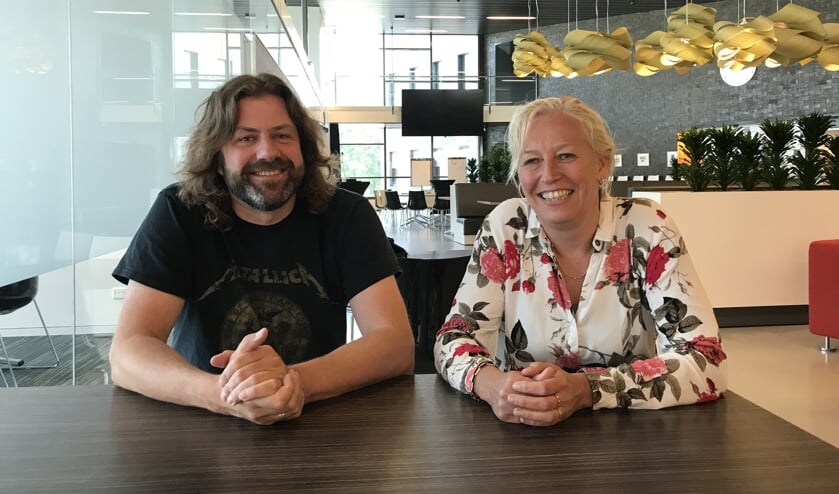Johan Godschalk en Mirjam Mellink op de plek waar Johan vanaf 6 6 september wekelijks een inloopspreekuur houdt. Foto: PR gemeente Berkelland
