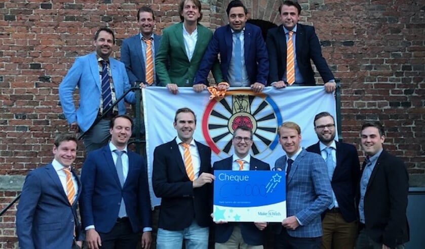 De wijnverkoop van de Ronde Tafel 42 Winterswijk-Groenlo leverde 3000 euro op voor het goede doel. Foto: Rick Huiskamp