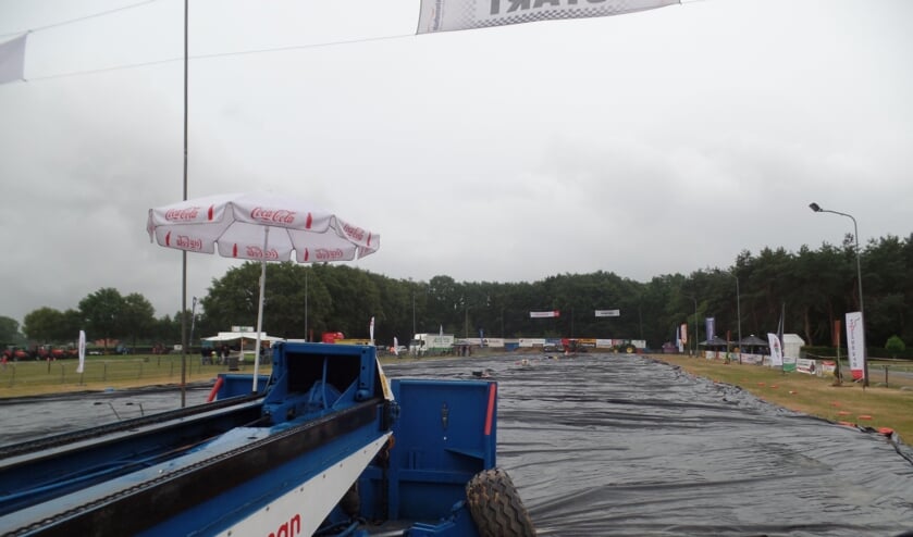 Zaterdagavond stonden de sleepwagens wegens de regen 'werkloos' in de Oltwater Arena die was afgedekt met plastic. Foto: Jan Hendriksen,