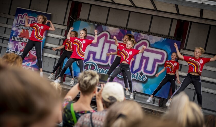 Het team van Olympic Moves geeft een energieke show ten beste. Foto: Koolmees Photography
