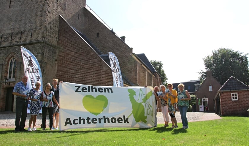 Vrijwilligers van Toeristisch Platform en TIP Zelhem: Jan-Willen de Gee, Joke Buunk, Gerrie Til, Ilse Janssen, Marti Hebbink, Marianne van Elk, Caroline Wesselink, Dinie Hukker. Foto: Liesbeth Spaansen