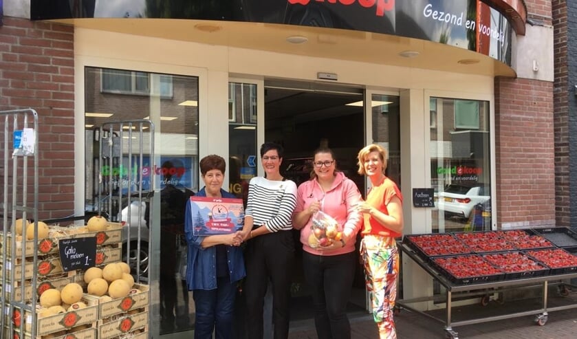 Annie Peppelman, Voedselloket Zelhem e.o., Saskia Radstake, teamcaptain ChillNo Drill, Linda Beumer, eigenaar Goedekoop Zelhem en Annemieke Bak, lid ChillNoDrill. Foto: PR