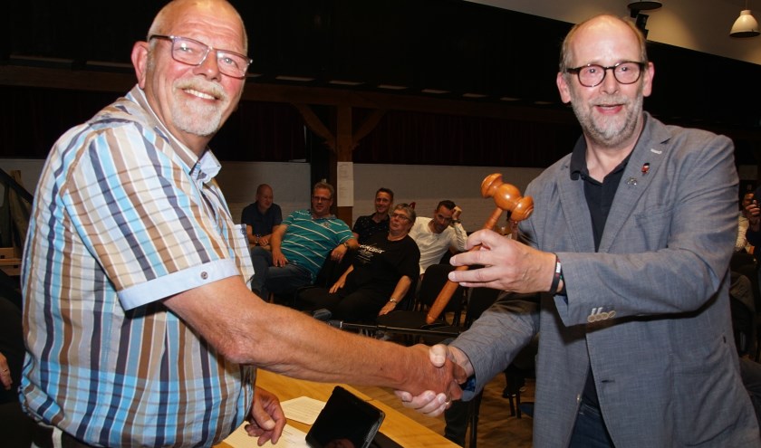 Ed Naves overhandigt de voorzittershamer aan Henk Rijks. Foto: Frank Vinkenvleugel