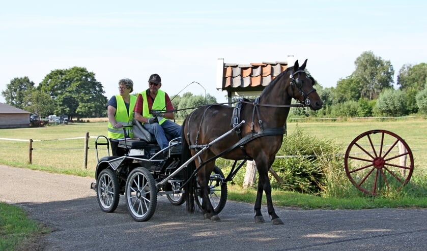 Joop en Annie Aalderink, hier bij de start, wonnen de puzzelrit van In Stap en Draf. Foto: Liesbeth Spaansen