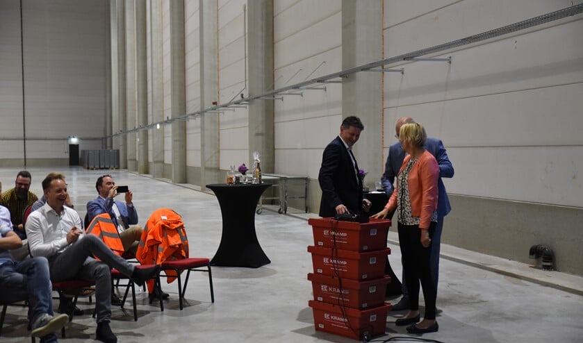 Wethouder Janine Kock verrichtte samen met directielid Hans Scholten de officiële handeling voor de ingebruikname van het zonnedak. Foto: PR