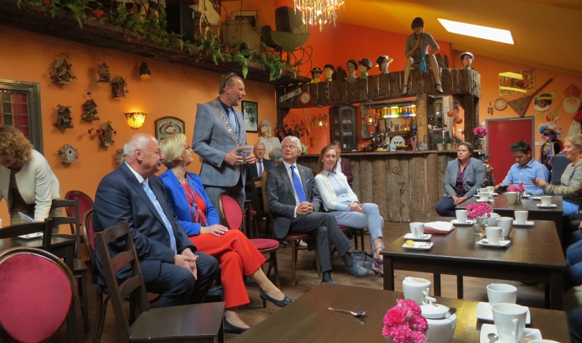 Burgemeester Stapelkamp heet de commissaris van de koning welkom. Foto: Bernhard Harsfterkamp