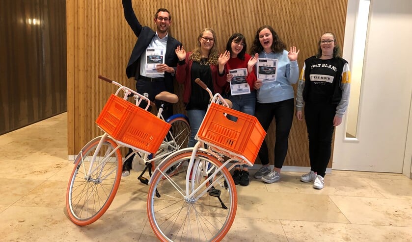 De prijswinnaars zijn blij met hun kaart of fiets. Foto: PR