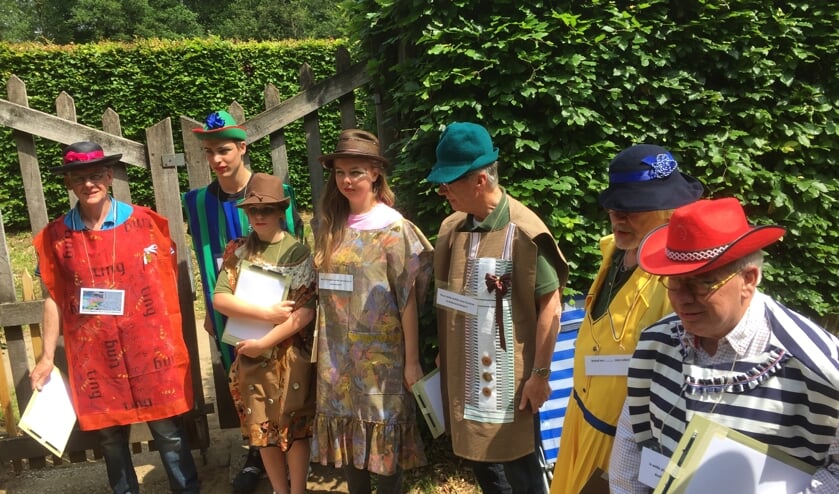 Diverse bijzonder geklede vossen lopen rond in de Doolhof. Foto: PR
