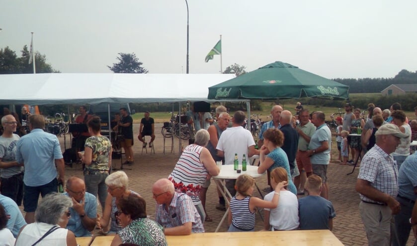 Het mooie, en voor Linde unieke molenterrein, was omgetoverd tot een feestterrein na afloop van de fietstocht. Foto: PR.