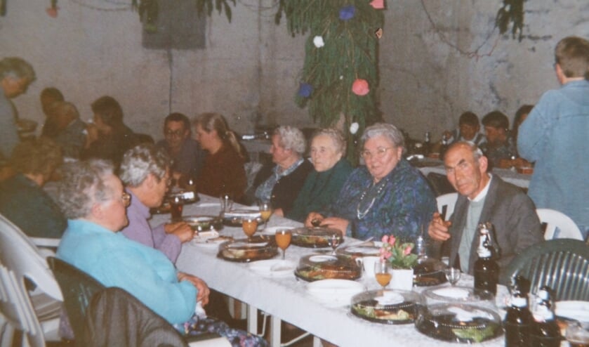 De leegstaande bedrijfsgebouwen van de voormalige graan maalderij van Coops aan de Tolhuterweg werd ingericht als locatie voor de eerste buurt barbecue. Foto: PR.