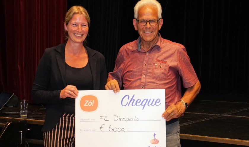 Tamara Elburg en Theo Aaldering met de cheque. Foto: Frank Vinkenvleugel