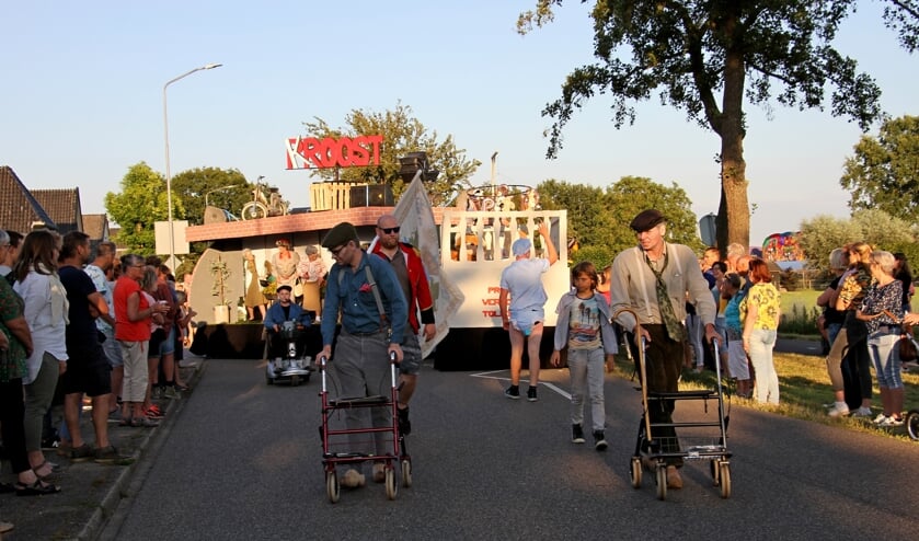 Op en rond de winnende wagen van Proost: 'Proost verjongt Toldiek' was veel te zien en beleven. Foto: Achterhoekfoto.nl/Liesbeth Spaansen