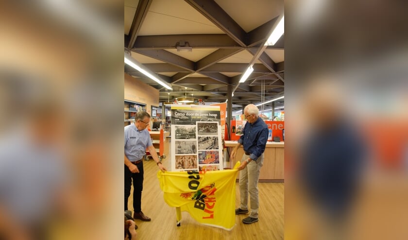 Herman ter Haar (links) en Anton Hulshof onthullen het eerste paneel. Foto: Annekée Cuppers