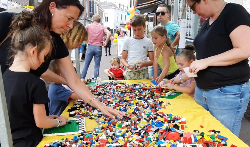 Kinderen en ouders bouwen samen met Lego. Foto: Eva Schipper