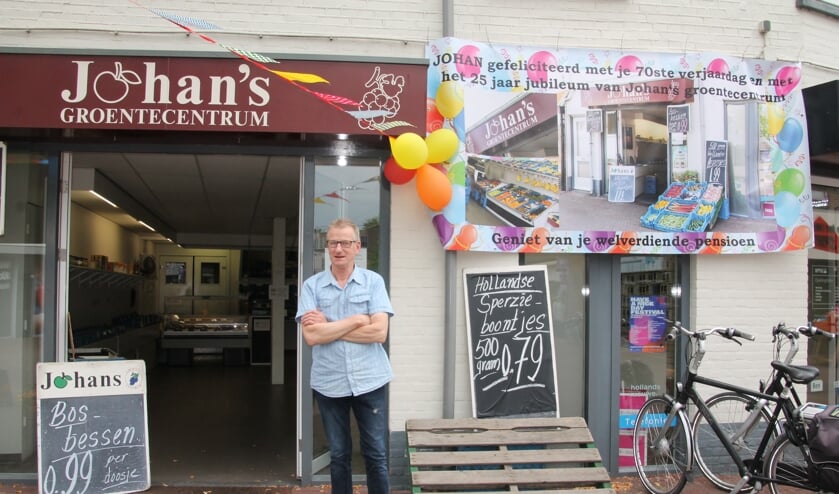 Johan staat trots voor zijn winkel. Foto: Eva Schipper