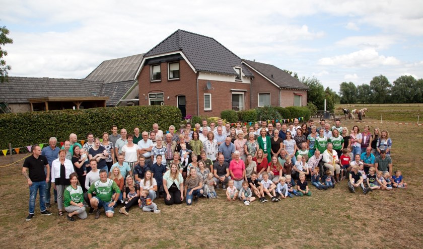 Afscheids-familiefeest bij het huis, waarvan de familie Wiendels na tweehonderd jaar afscheid neemt. Foto: PR