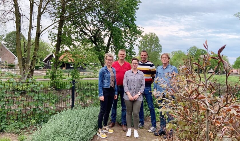 De initiatiefnemers van de stichting Vrienden van Belevingsboerderij De Ahof, Van links af Maureen van Asselt, Nico Weijers, Gerdienke Lensink, Michiel Stronks en Laurens Stortelder. Foto: PR