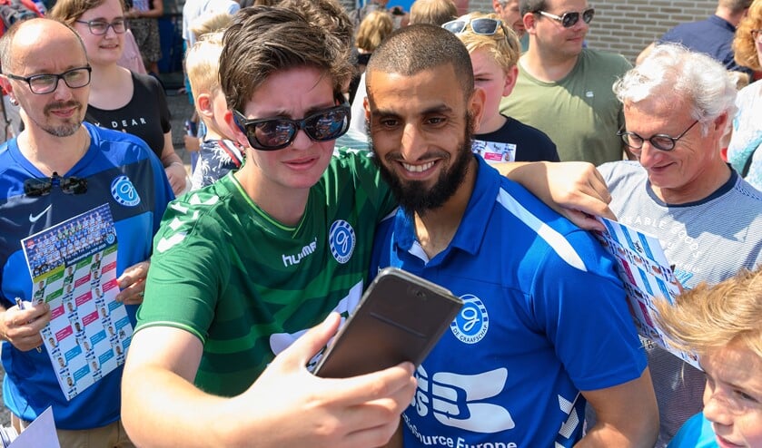 Het kon tijdens de open dag van De Graafschap nog steeds; op de foto met Youssef el Jebli. Foto: AchterhoekFoto/Henk den Brok