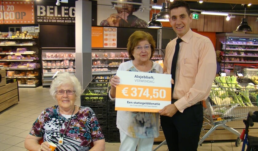 Bedrijfsmanager Bart Tacken van Coop Ruurlo schonk 374.50 euro namens de Coop Ruurlo aan Woonzorgcentrum De Bundeling. Foto: PR.