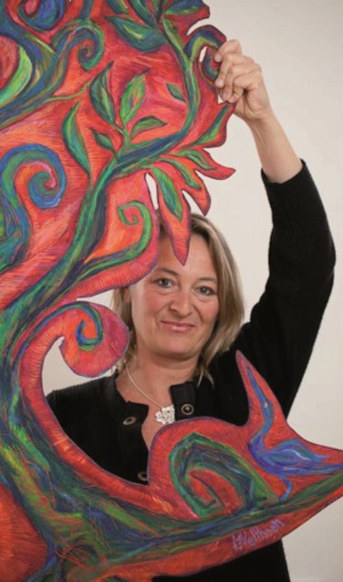 Mary Velthoen met een levensboom. Foto: PR
