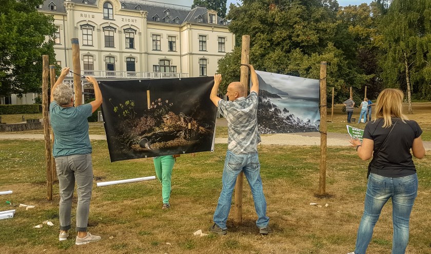 Fotoclub De Oude IJssel exposeert vanaf zaterdag 3 augustus tot begin oktober in de tuin voor villa Ruimzicht. Een aantal leden van de club heeft samen met leden van de scouting Graaf Otto groep donderdagavond de foto's opgehangen. Foto: PR