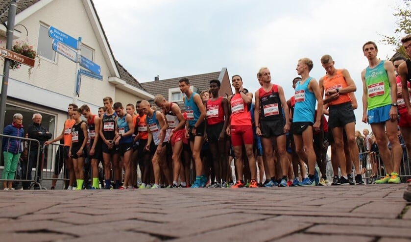 Atleten staan klaar voor de Toprun in Varsseveld, vorige editie. Foto: Tijn Piest