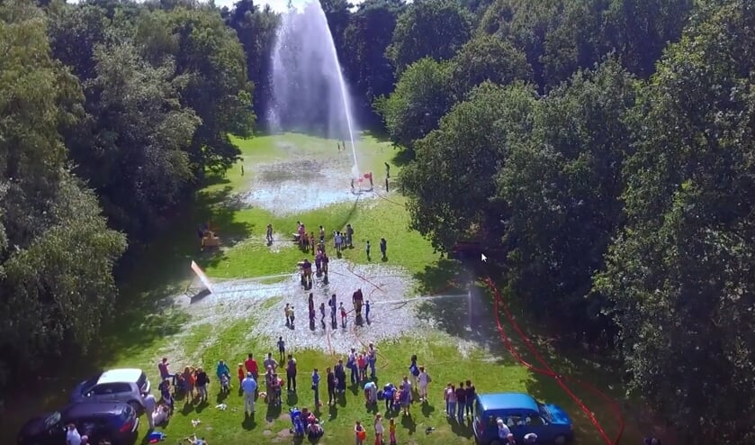 De kinderen spelen in de weide. Foto: PR
