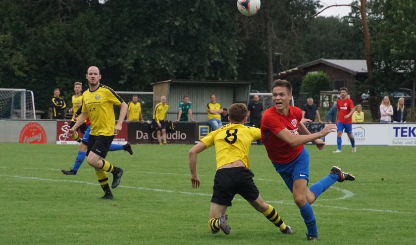 DJK Lowick 2 tegen DJK Rhede 4 (rood shirt) moest worden beslist met penalty's. Foto: Frank Vinkenvleugel