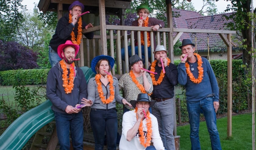 Het bestuur van Oranjecomité Vierakker – Wichmond dat voor een omvangrijk feestprogrmma heeft gezorgd. V.l.n.r.: Gerrit Borgman, Niels Attema, Manon Peters, Judith Minderman, Paul Harmelink, Freddy Hogendoorn, Jantine van den Berg en Gerrit Weenk. Foto: PR.