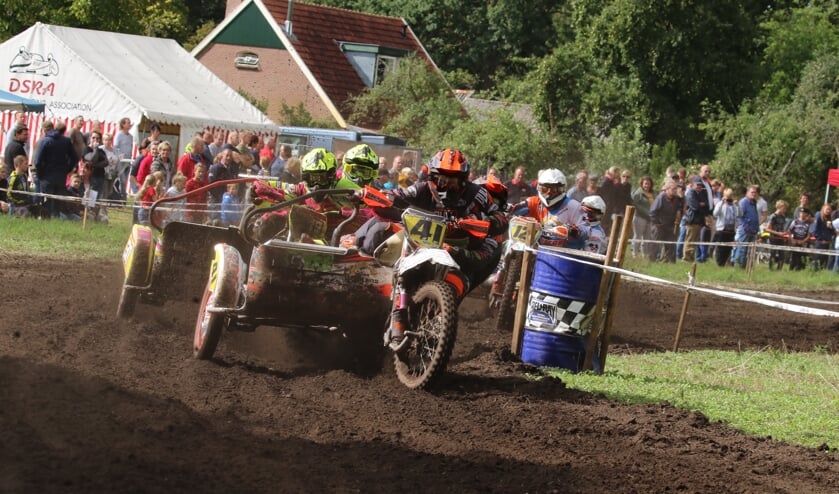 De zijspannen komen ook aan de start. Foto: Henk Teerink