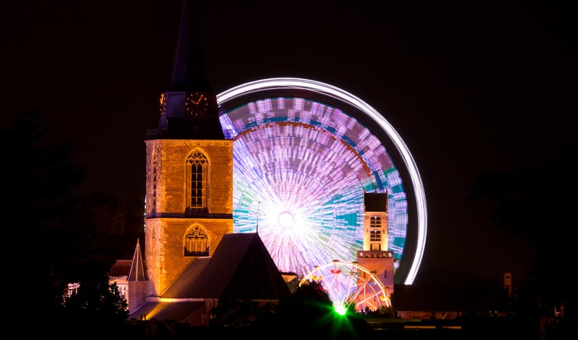De Booster Maxxx, één van de spectaculaire attracties, levert bij avond een fraai plaatje op. Foto: Bjorn ter Beest