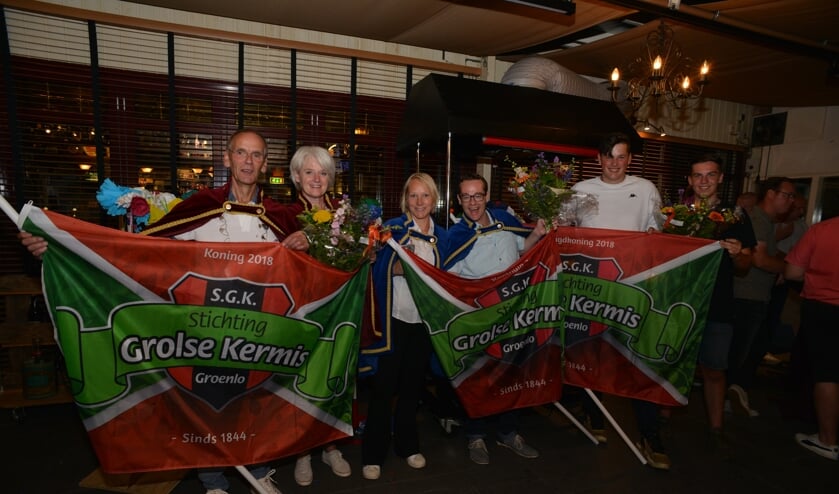 De eerste vlag werd tijdens het traditionele vogel versieren aangeboden aan de koningsparen. Foto: Marcel Oldenkotte