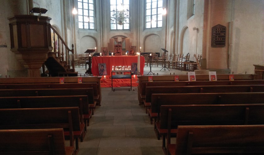 De inrichting van de kerk voor de Taizédienst. Foto: Wim Ruesink