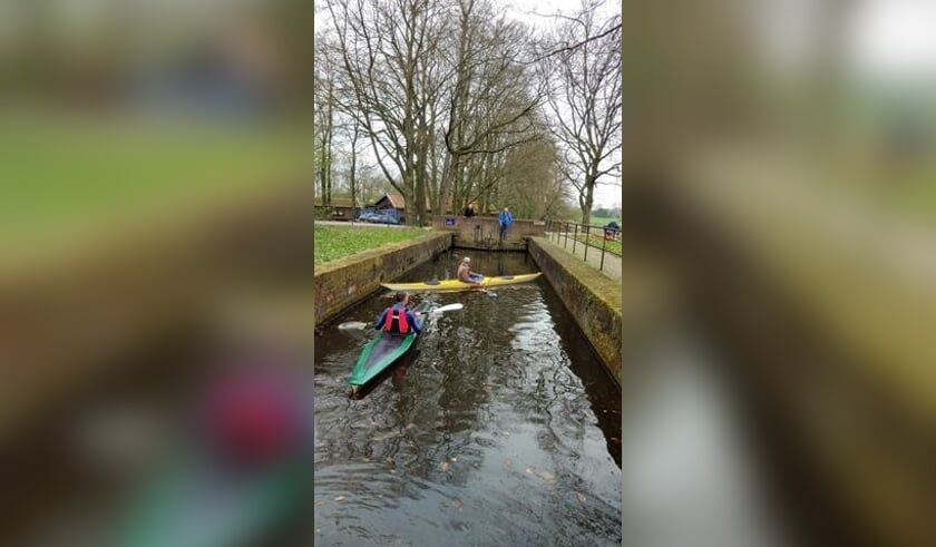 Kanovaarders in de sluis in Eibergen. Foto: PR